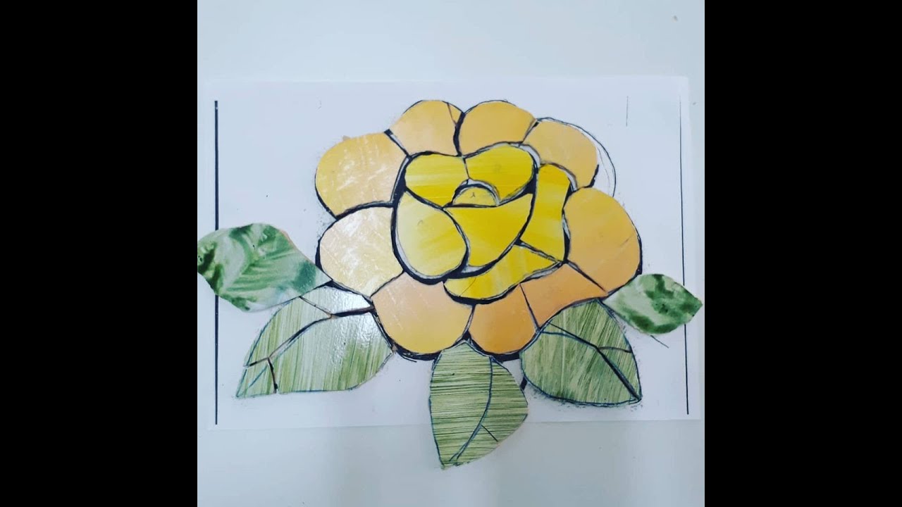 Aula de mosaico: lapidação de rosa em azulejo.