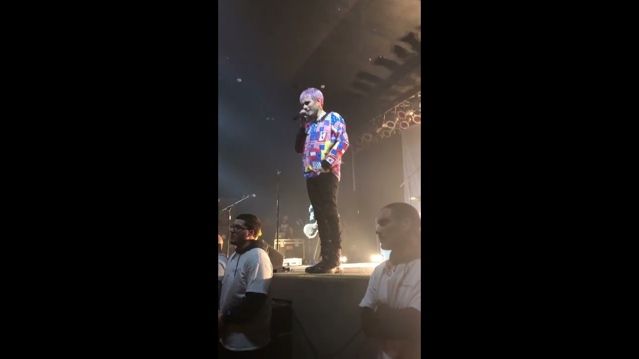 Awsten talks to the parents in the back - 