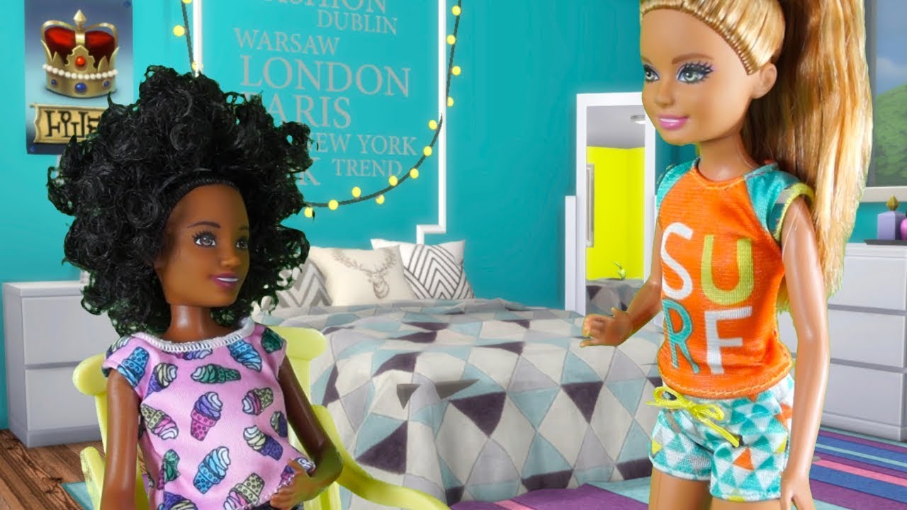 Rodzinka Barbie - Noc u koleżanki ze szkoły. Bajka dla dzieci po polsku. The Sims 4. Odc. 68