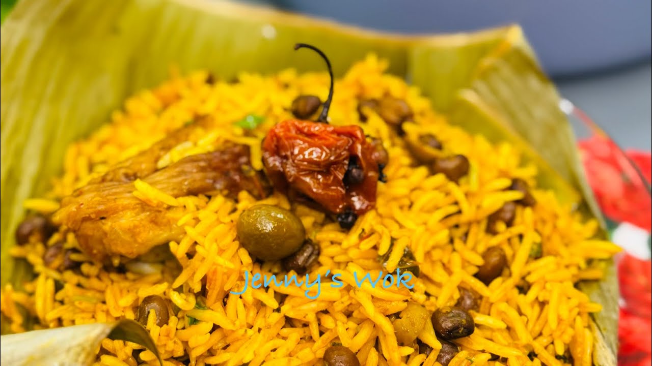 Рис и сушеный голубиный горох, настоянные на кокосовом молоке в банановых листьях