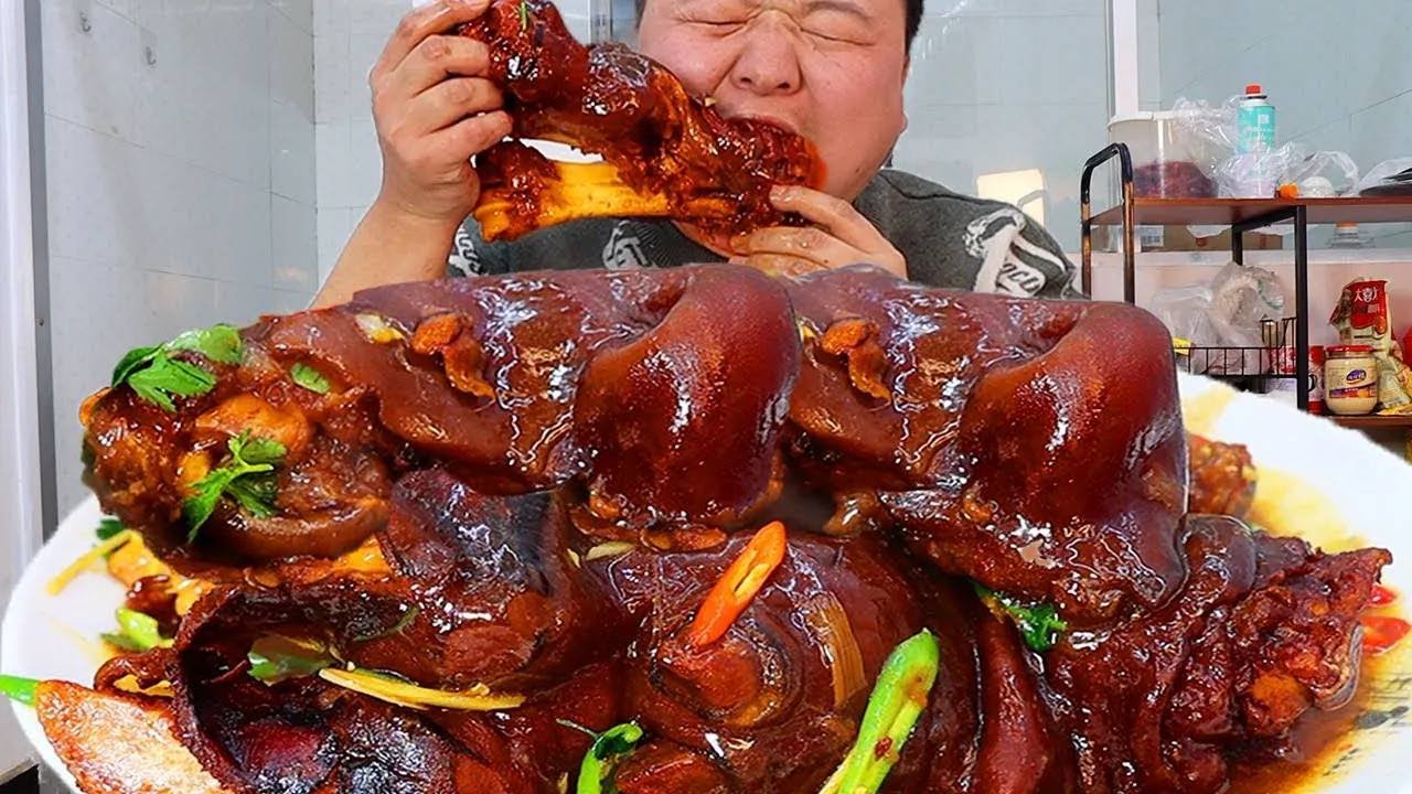 岳父送来点牛大骨，阿强简单做酱焖牛大骨，比脸大抱着啃，超过瘾【cram阿强】