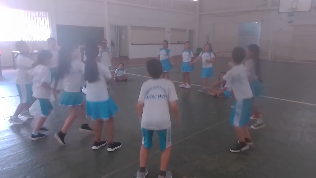Brincadeira dentro, fora aquele que errar senta na roda... Exige atenção concentração