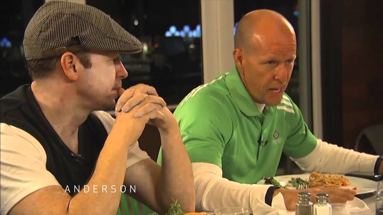Anderson Joins the Wahlbergs for Family Dinner