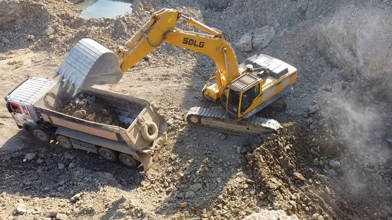 Huge Excavator SDLG E6500F Digging Rock Removing Into HYUNDAI And DAEWOO Dump Truck