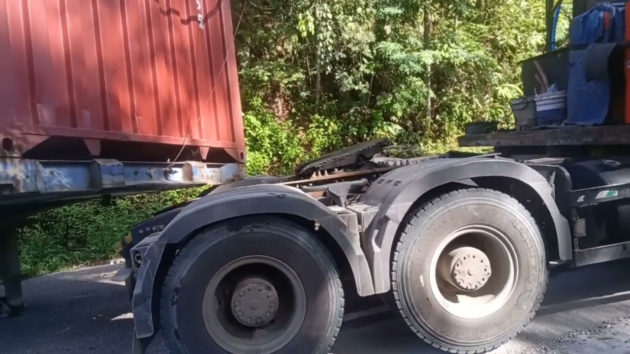 Unit trailer ketinggalan gandengan dijalan diarea kedabuhan