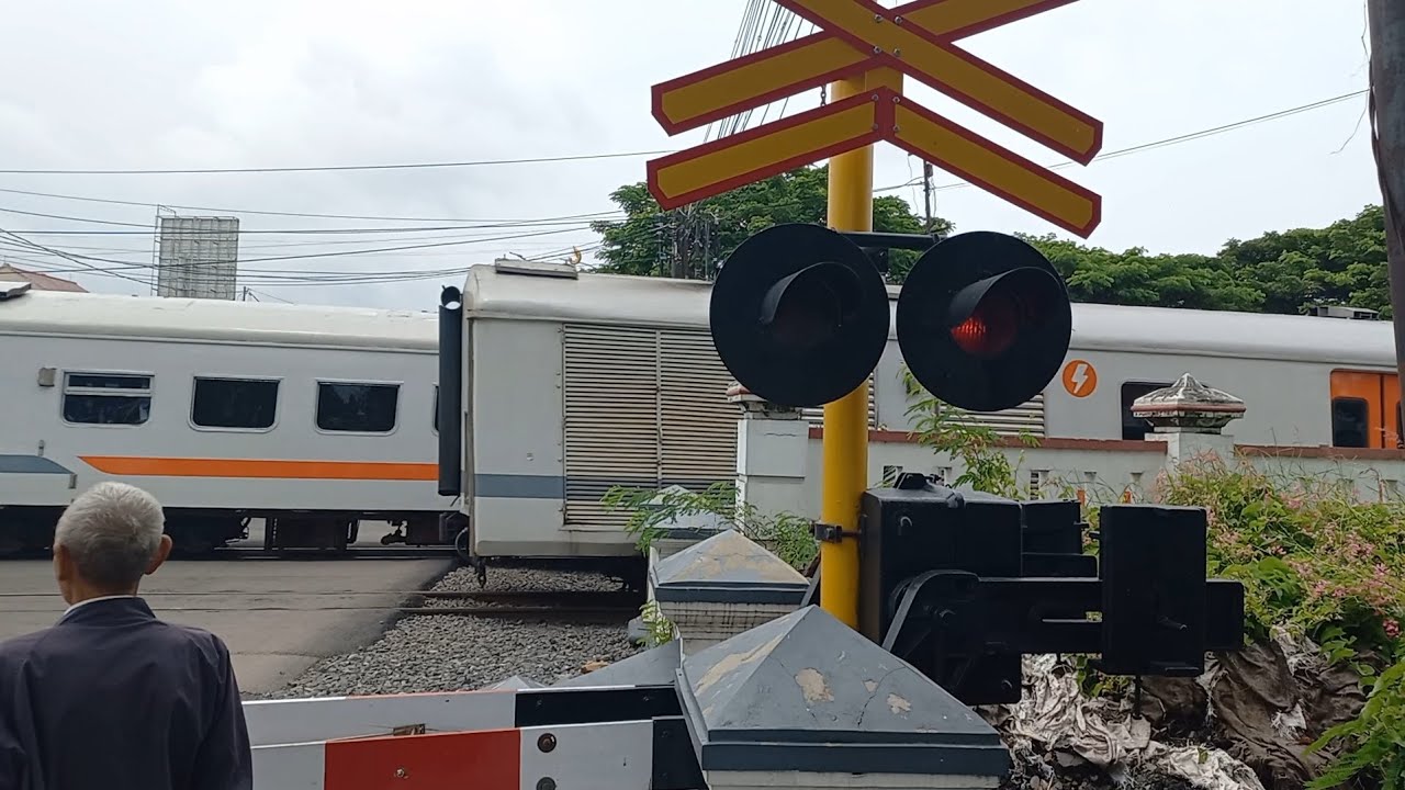 KA99/102	Harina	Papasan Ekor KA282	Benggawan ‼️ Railroad Crossing Indonesia | Perlintasan Kereta Api