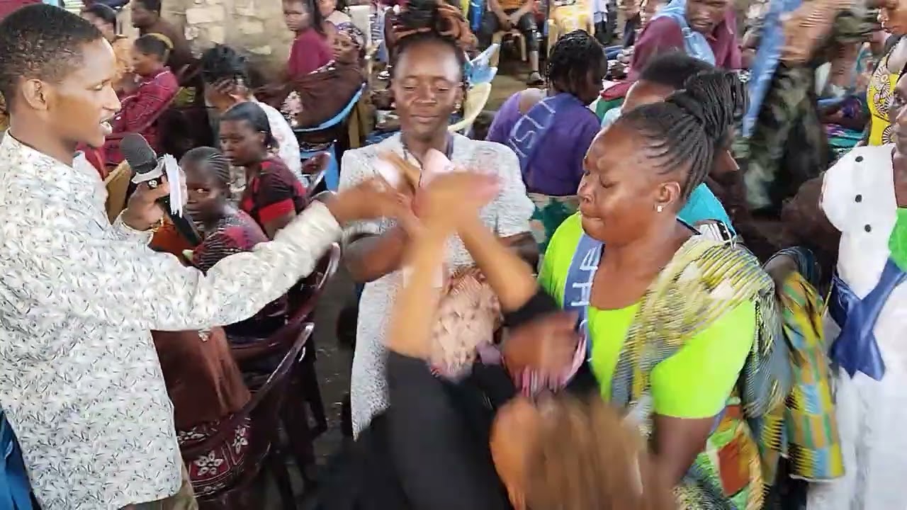 SGWM SUNDAY SERVICE: APOSTLE JE EKAI WAS SHARING ANOINTED PROPHETIC CARDS AND PEOPLE WERE DELIVERED.