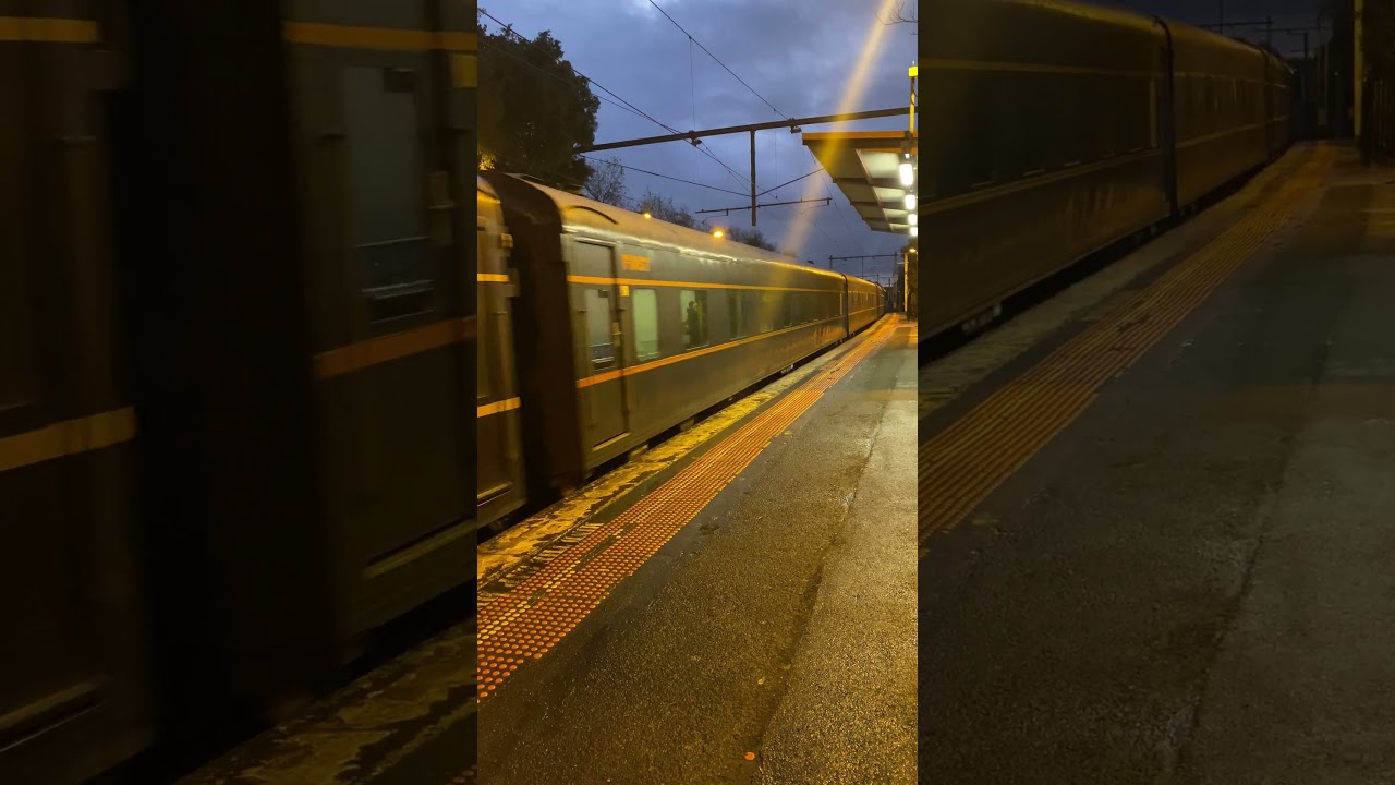 A&sup2; 986 and T356 passing through Moonee Ponds - 27th of July 2024