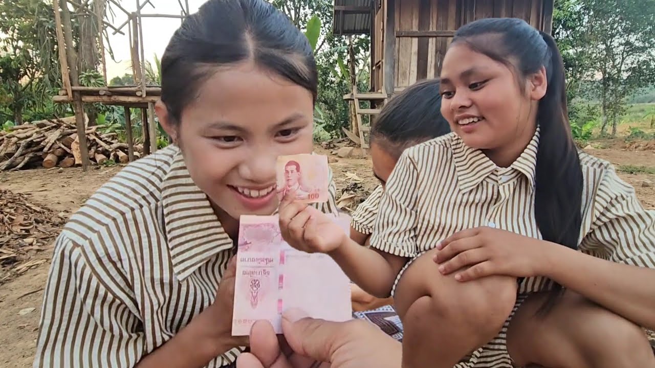 สองสาวโชว์ลูกคอร้องเพลงไทยให้ติ๊บเป็นเงินบาท