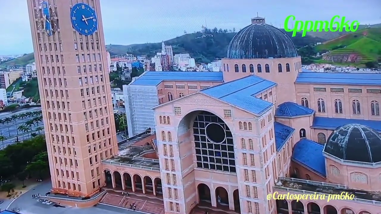 Vôo de drone sobrevoando a Basílica de Nossa Senhora de Aparecida 