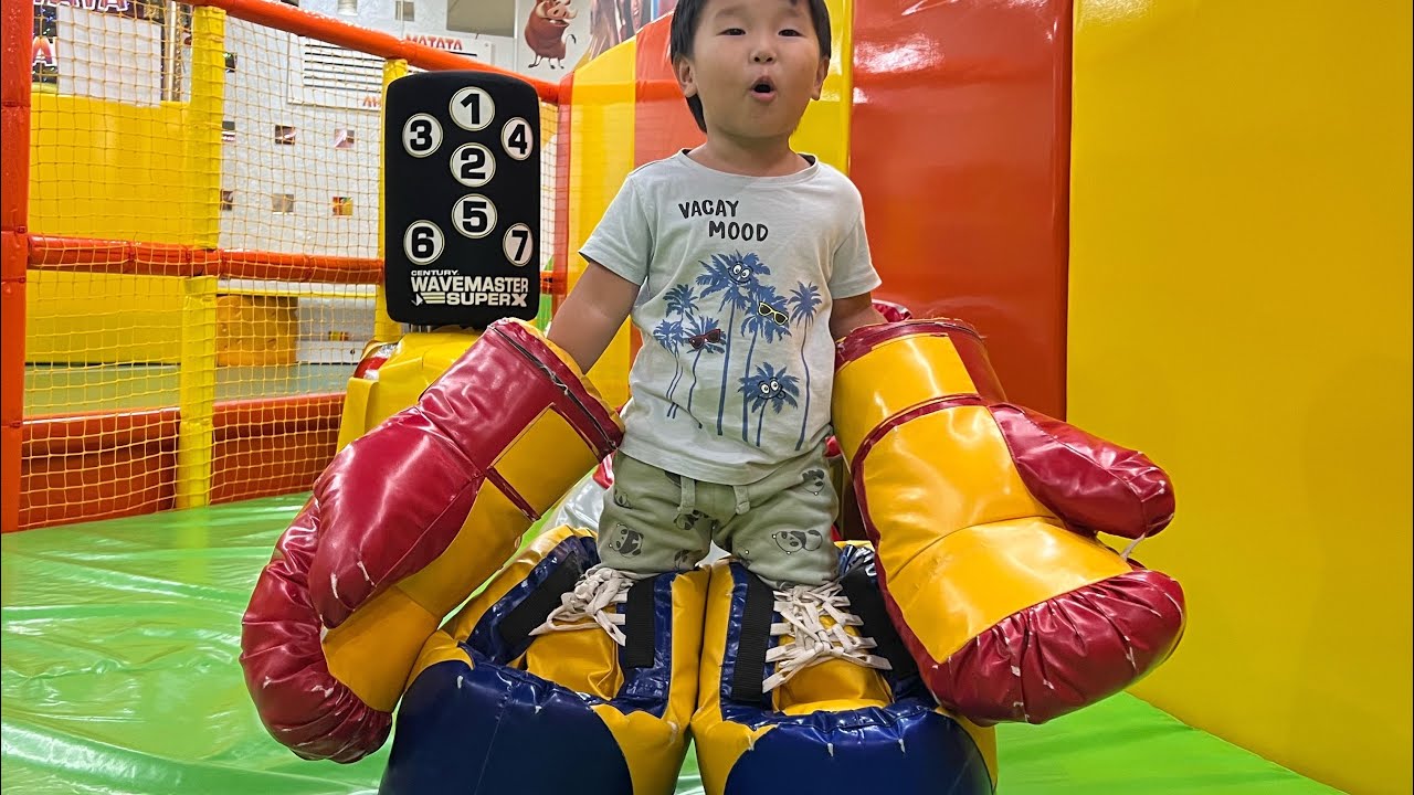 Радик и Славик в игровом центре Акуна Матата в Анапе