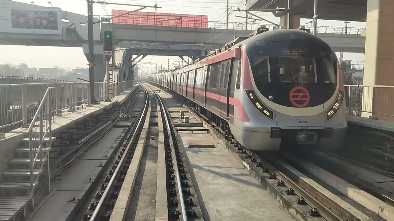 Loco pilot ko metro chalate time kya dikhta hai #delhi #delhimetro #trending #vuralshorts #subscribe