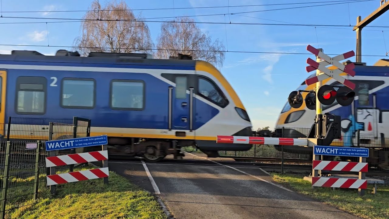 Spoorwegovergang Putten // Dutch Railroad Crossing