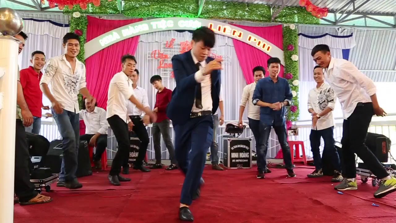 Chú rễ nhảy hiphop cùng bạn