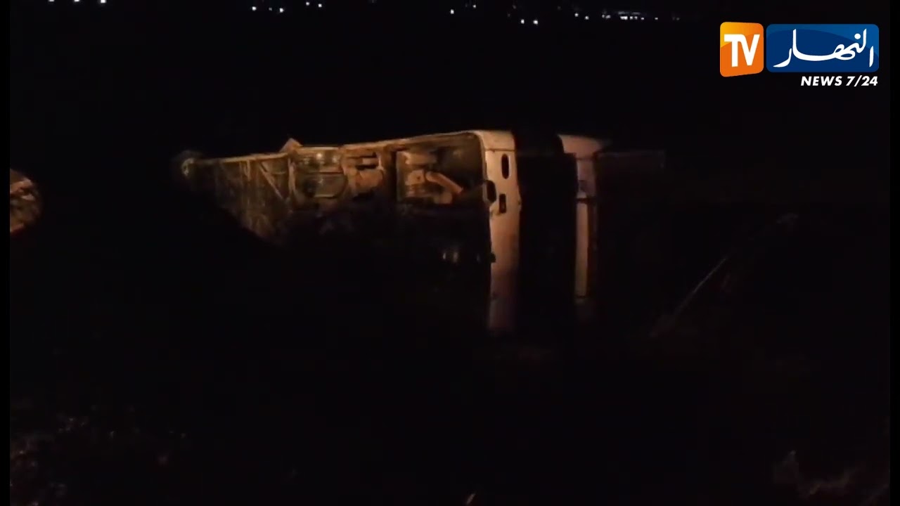 بالفيديو.. مشاهد لانقلاب حافلة المسافرين على الطريق بين تبسة وأم البواقي