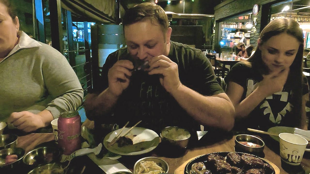 Meu pai comendo comida coreana pela primeira vez!