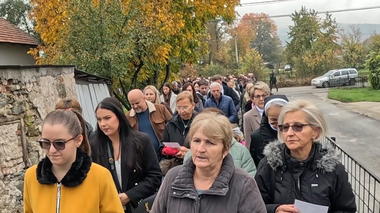 Rije. Mjesto u šumarku kosti krije. Služena Sveta misa 