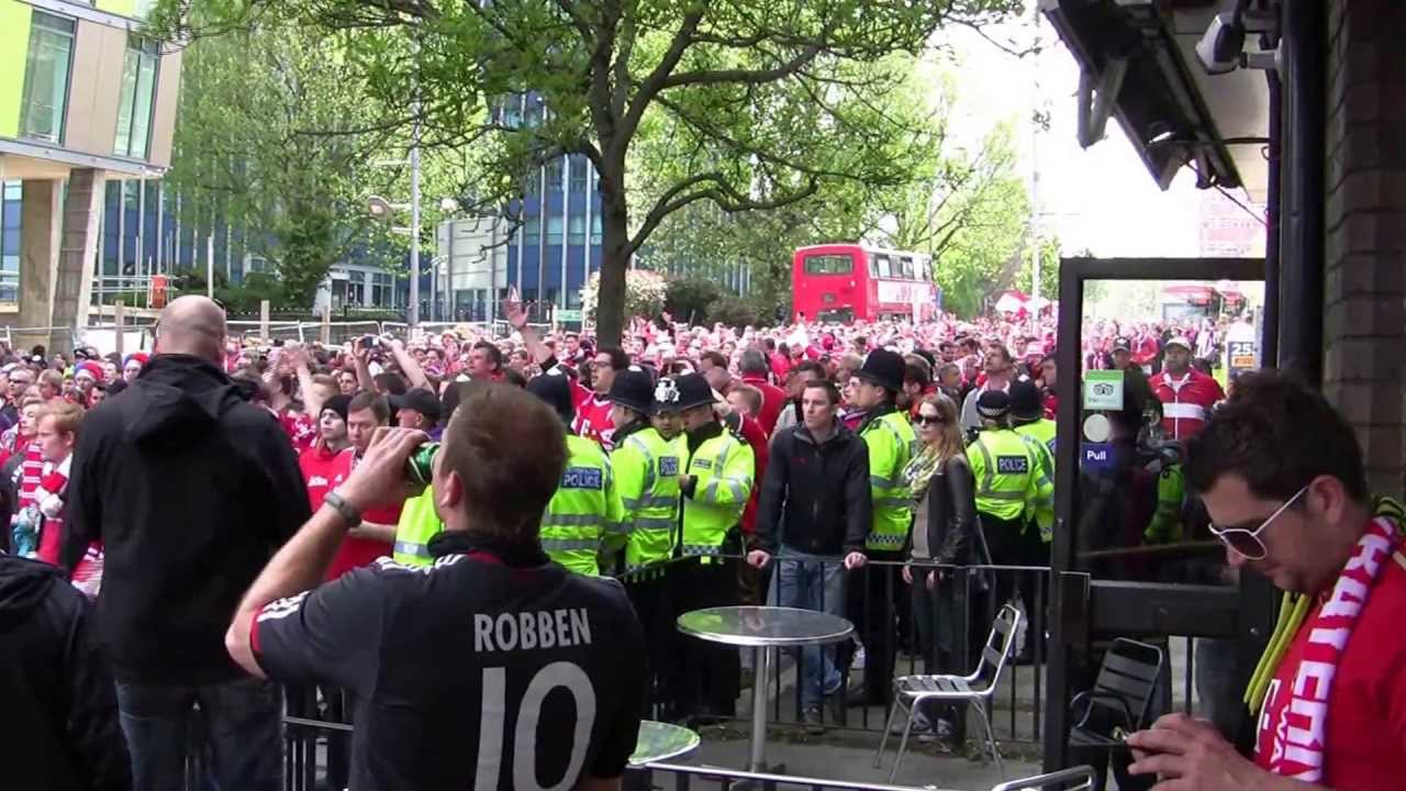 Einmarsch der Bayern-Fans in Wembley