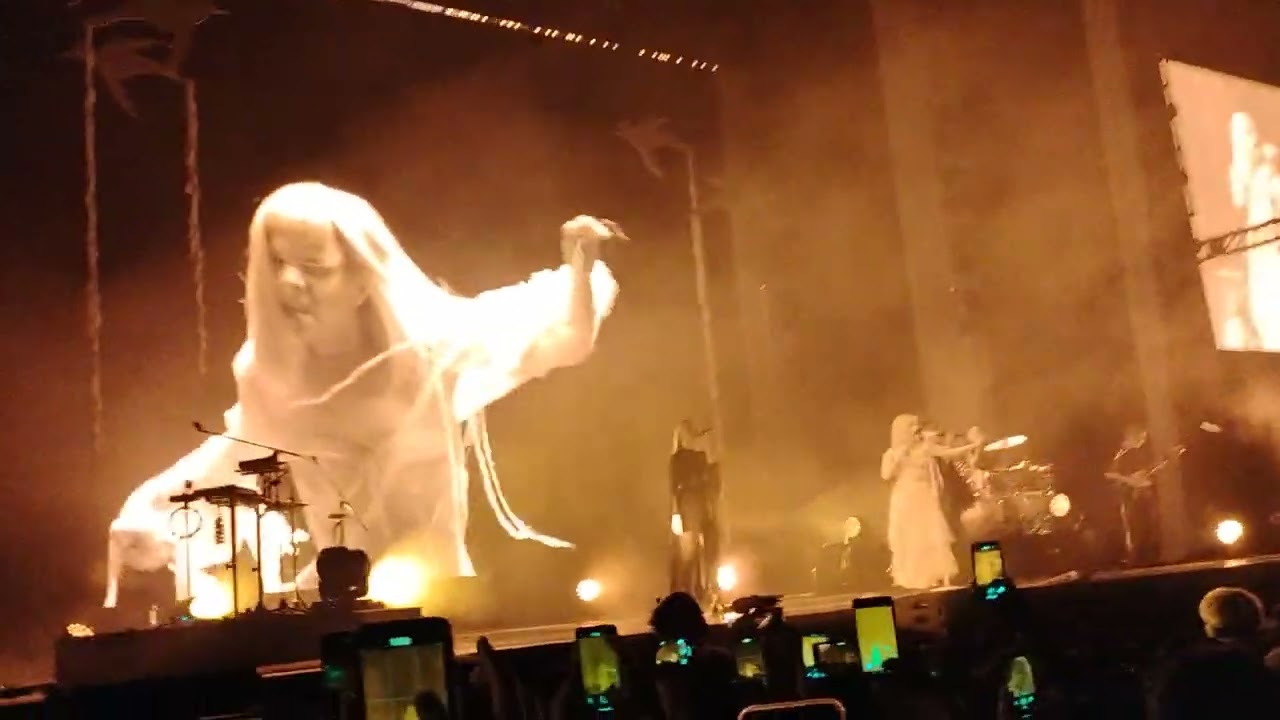 AURORA - The Dark Dresses Lightly (Live CDMX 2024)