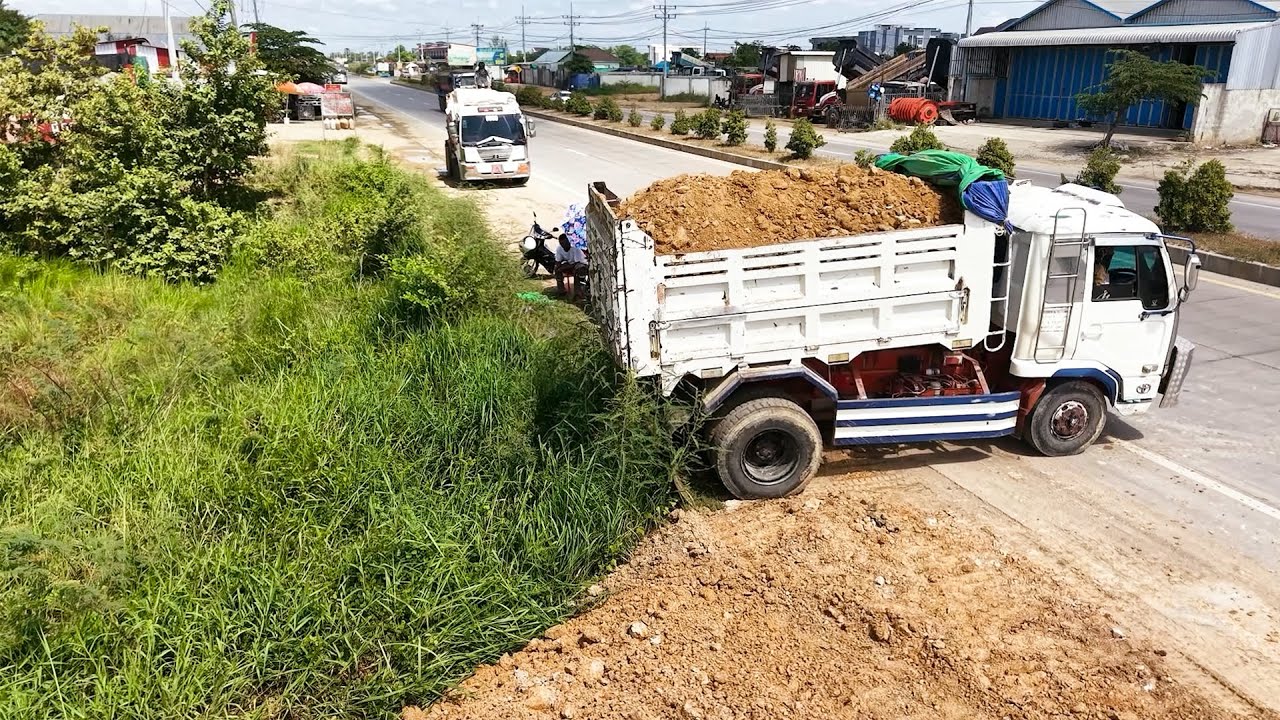 Amazing Landfill Task! Skill KOMATSU Bulldozer Push Soils Into The Land With Trucks Supporters
