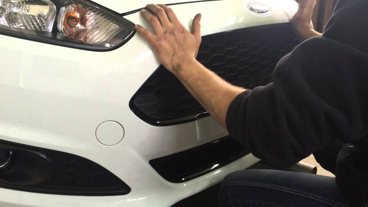 Ford Fiesta Mk7 lift - Upper grille installation / Форд Фиеста 7 рестайл - установка верхней решетки