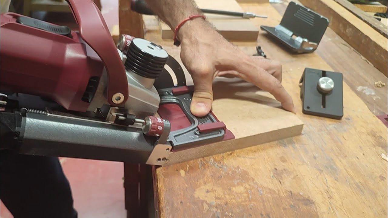 Lamello Zeta P2 una maravilla de máquina para uniones desmontables en muebles de tableros.