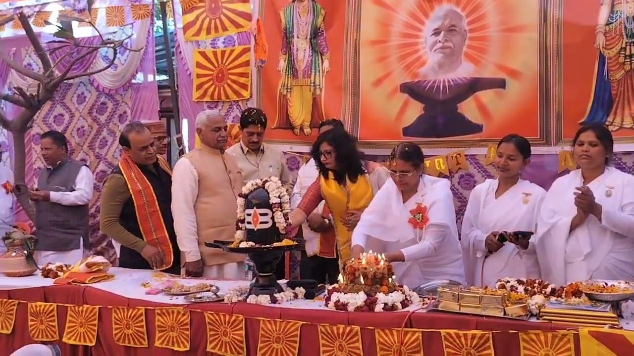 Shivratri Vishesh mahotsav per cake cutting kar sabhi ko Tika Diya#om#bk#shiv#murili
