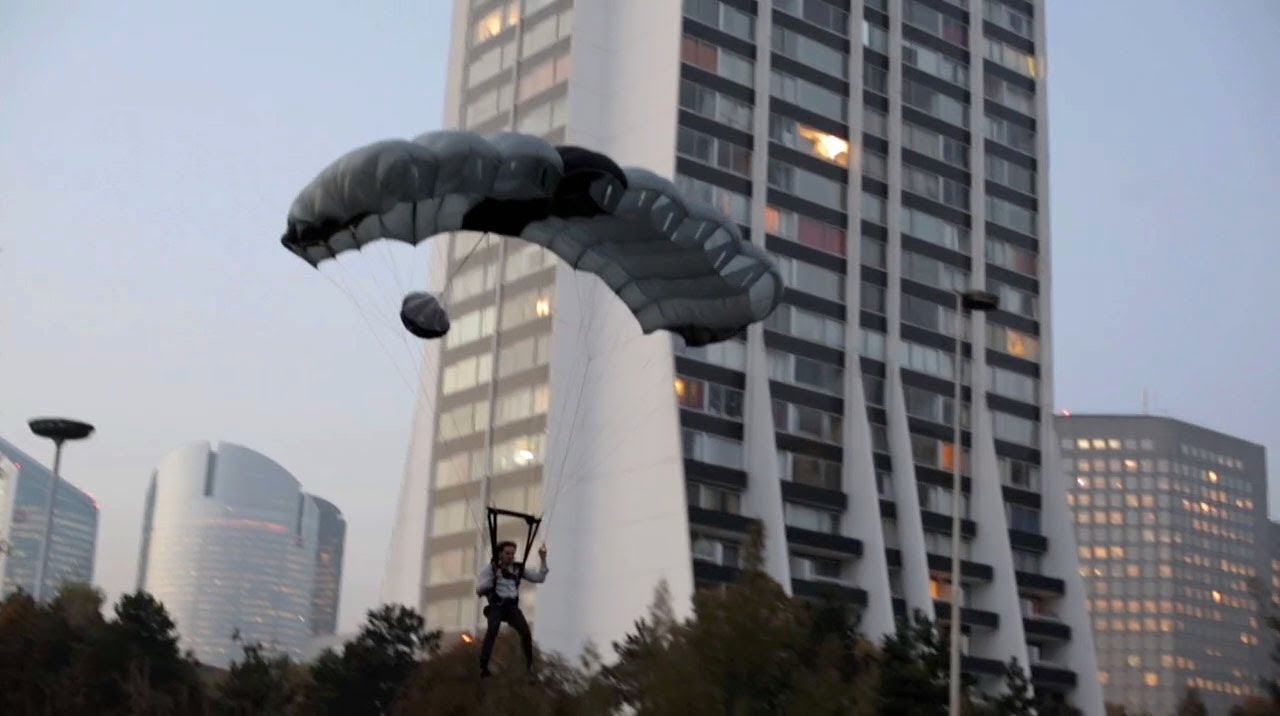 Base Jump - Paris, La Défense
