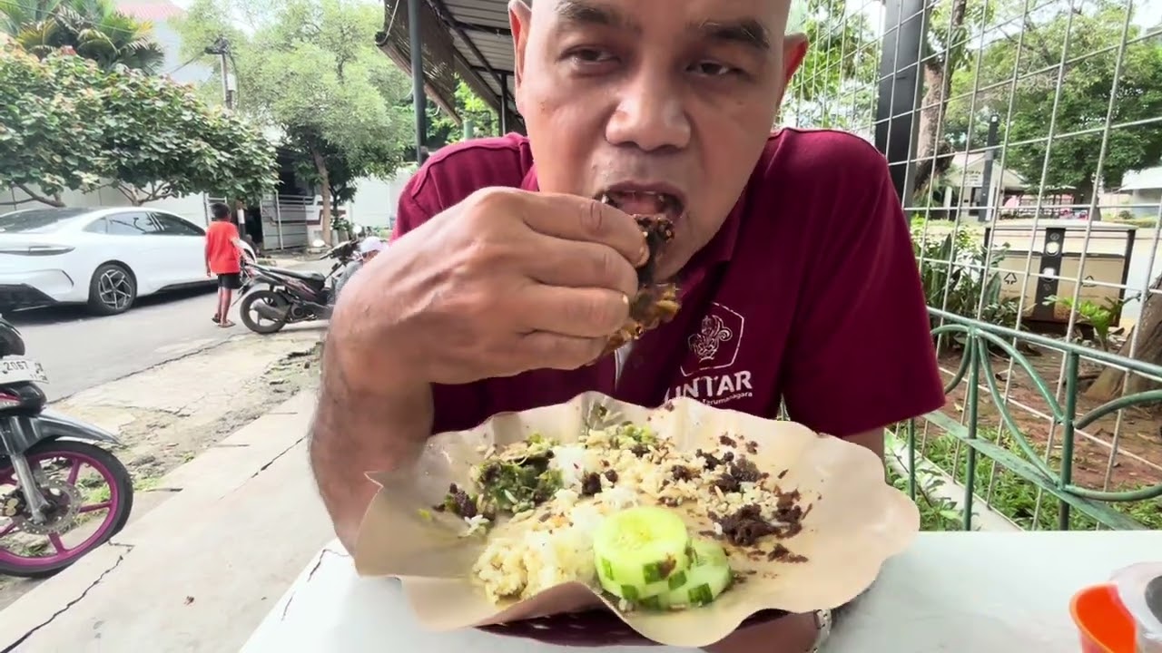 Inilah Cara Tepat Menikmati Kelezatan Nasi Bebek Goreng Bumbu Hitam Madura Bu Maryam