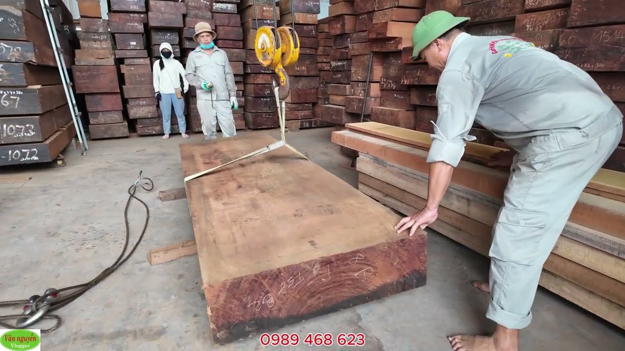 Bổ hộp Chiếu gỗ lim rộng gần 1m tưởng bình thường ai ngờ đẹp ngỡ ngàng chẳng kém gì vân gõ đỏ Pachy