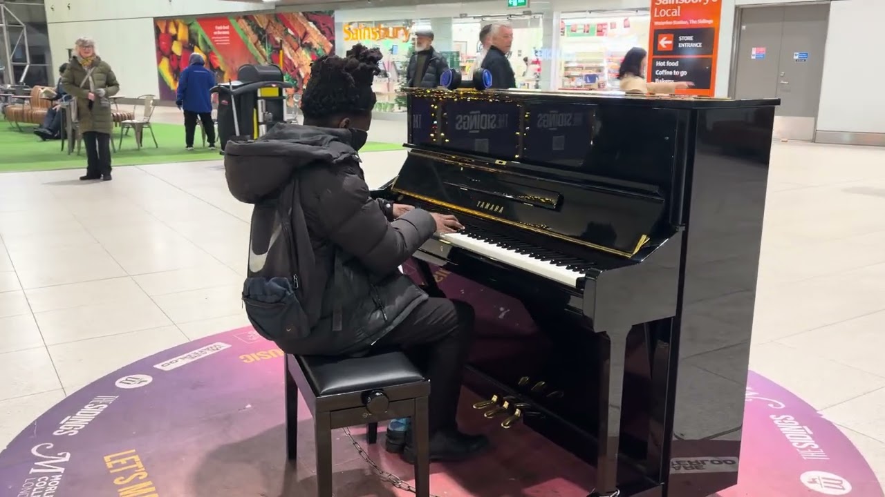 London Installs a New Piano & I ROCK It During Christmas Season 