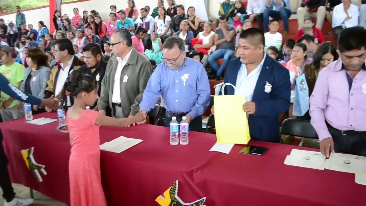 Óscar Paula padrino de Generación en Primaria Vicente Suárez de Zoatecpan