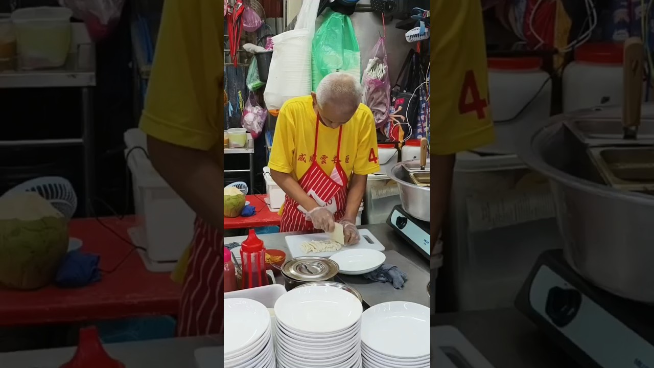 Street Food Magic: Watch Chee Cheong Fun Made Fresh! 