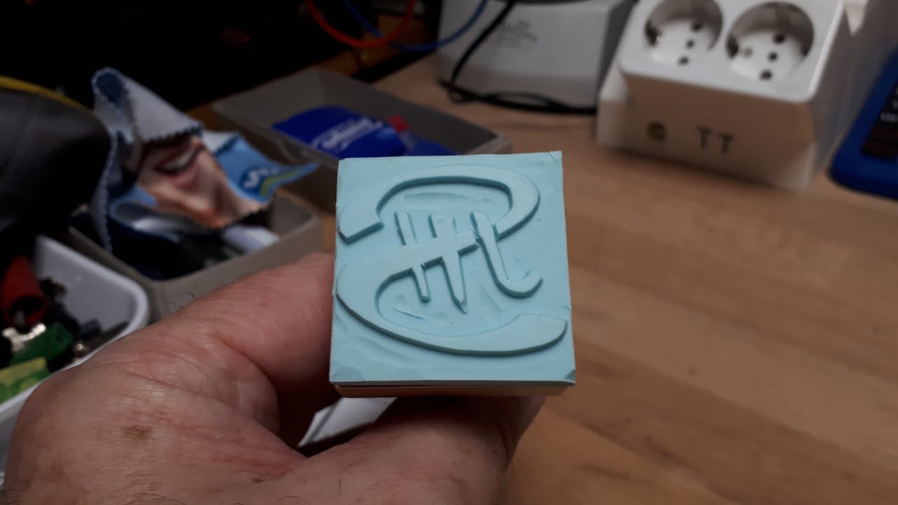 Fr&auml;sen eines Logos in einen Stempelgummi