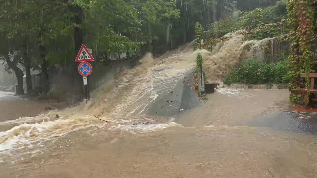Maltempo nel Savonese, a San Pietro D'Olba le strade diventano cascate