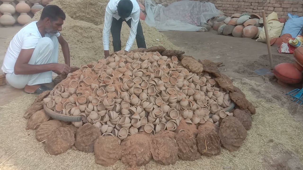 Mitti ka Diya kaise banate hai/ Kumhar mitti ka Diya kaise pakate hai #MittikaDiya #Diwali2021 #Diya