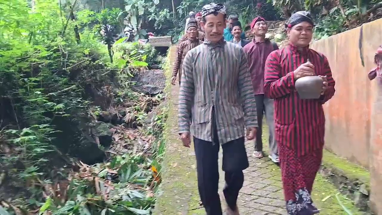 Pengambilan air suci kali kembang