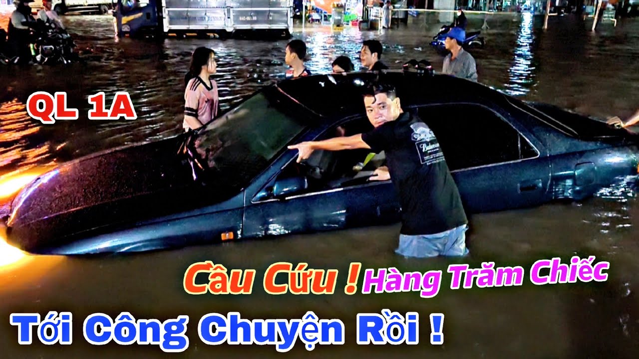 Flood of 2000 - Vinh Long Road Submerged in Water, Many Vehicles Stopped