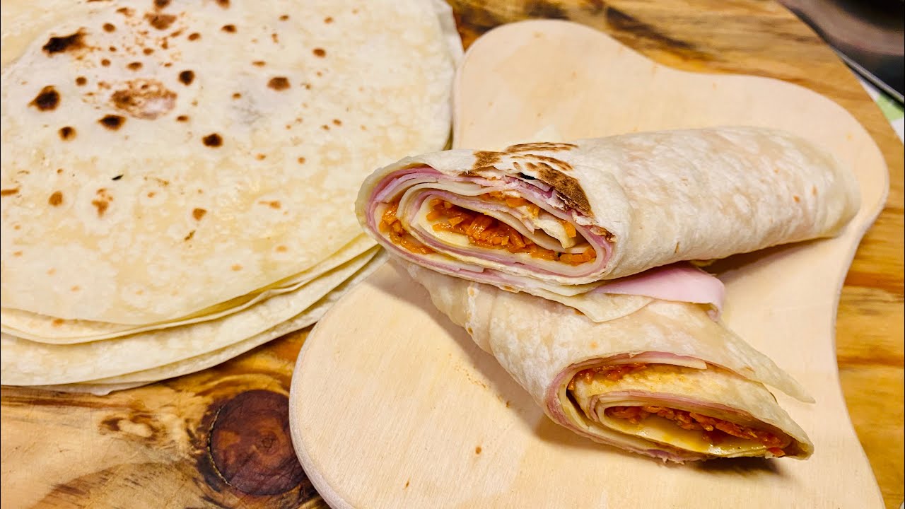 Tortillas o Piadina arrotolata quella da kebab.senza strutto,solo farina e acqua bollente.