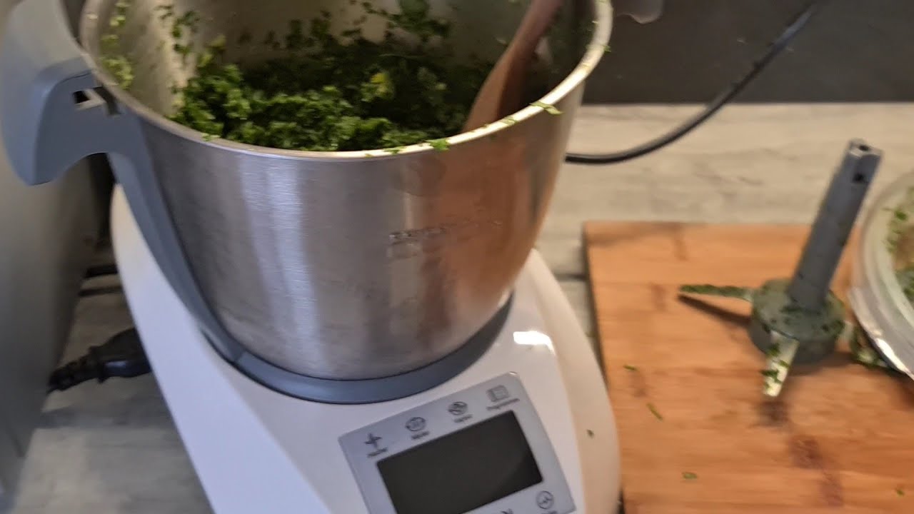 تقطيع القزبر في آلة compact cook