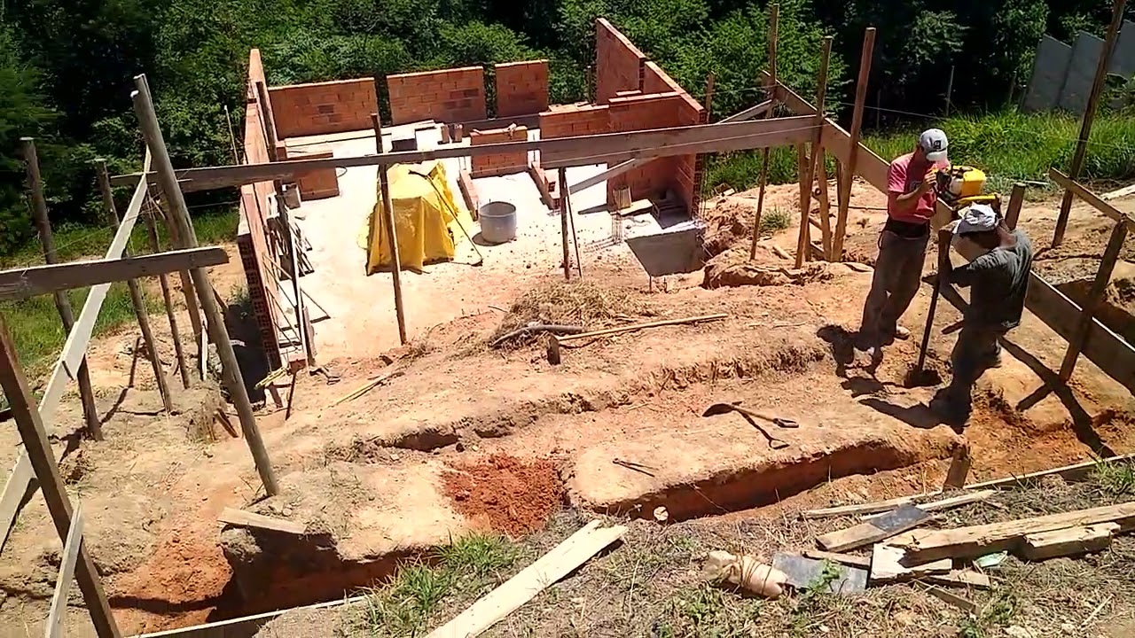 Constru&ccedil;&atilde;o  terreno em declive