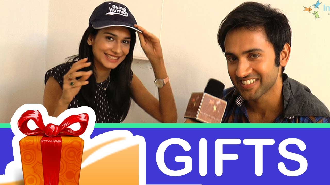 Aneri Vajani and Mishkat Varma's gift segment