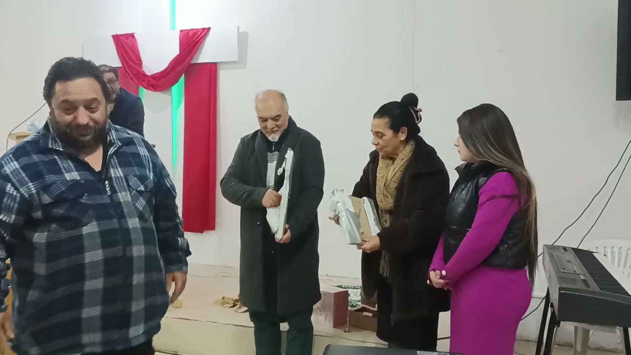 Regalos de reyes de la iglesia de Xinzo faltaron hermanos porque estaban de viaje con la familia 