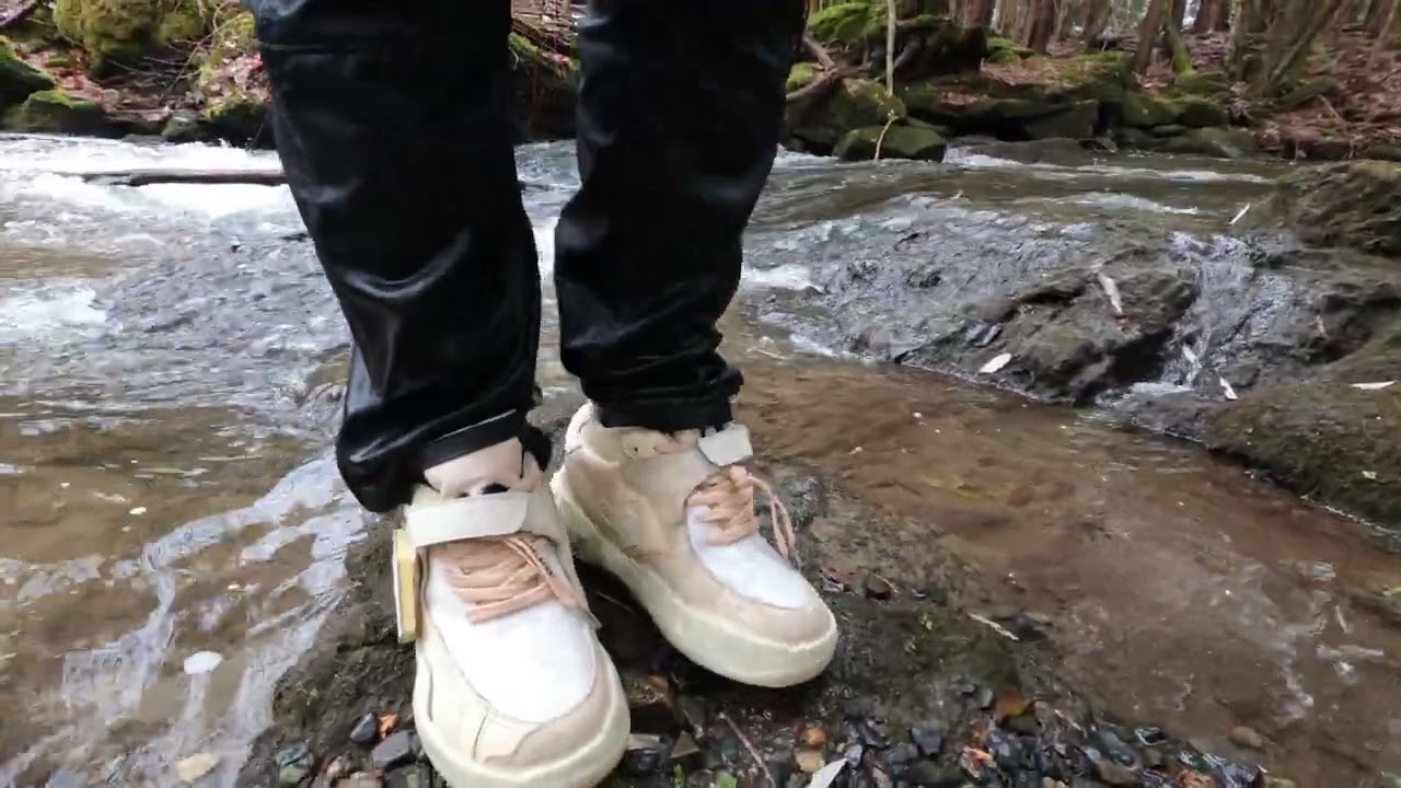 ÉTIENNE DANS LA RIVIÈRE AVEC SES OFF WHITE ET SES GLOBE