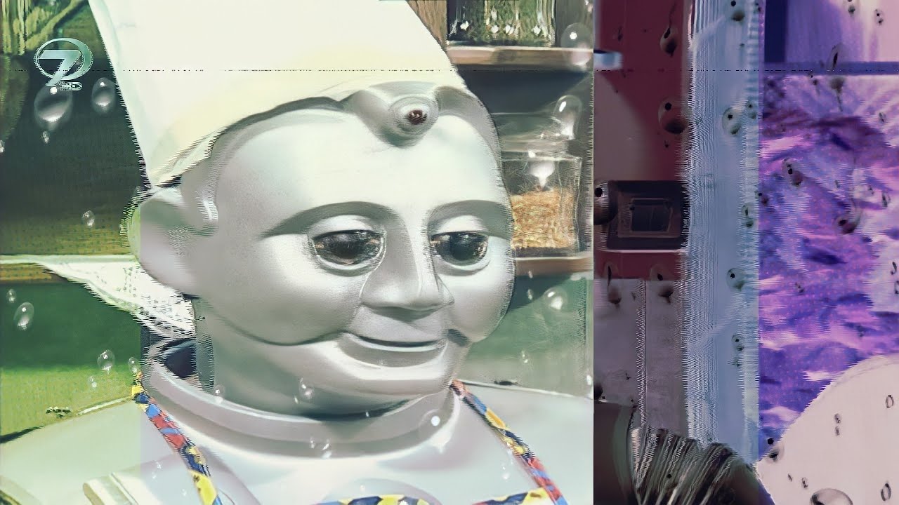 Mert Günhan'ın babasını öldüren sevimli aile robotu Babür, onun kılığında mutfakta şarkı söylüyor...