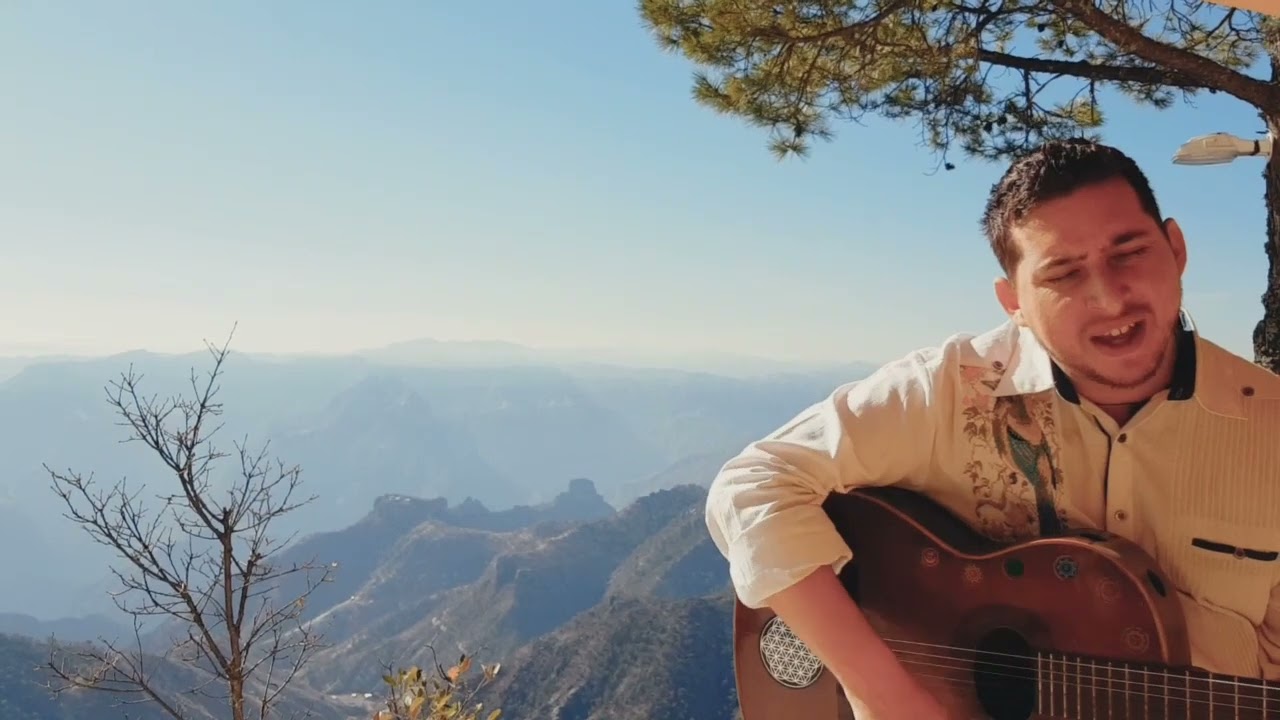 Vuela como el cóndor de Artur Mena, interpretada por  Emmanuel Morein