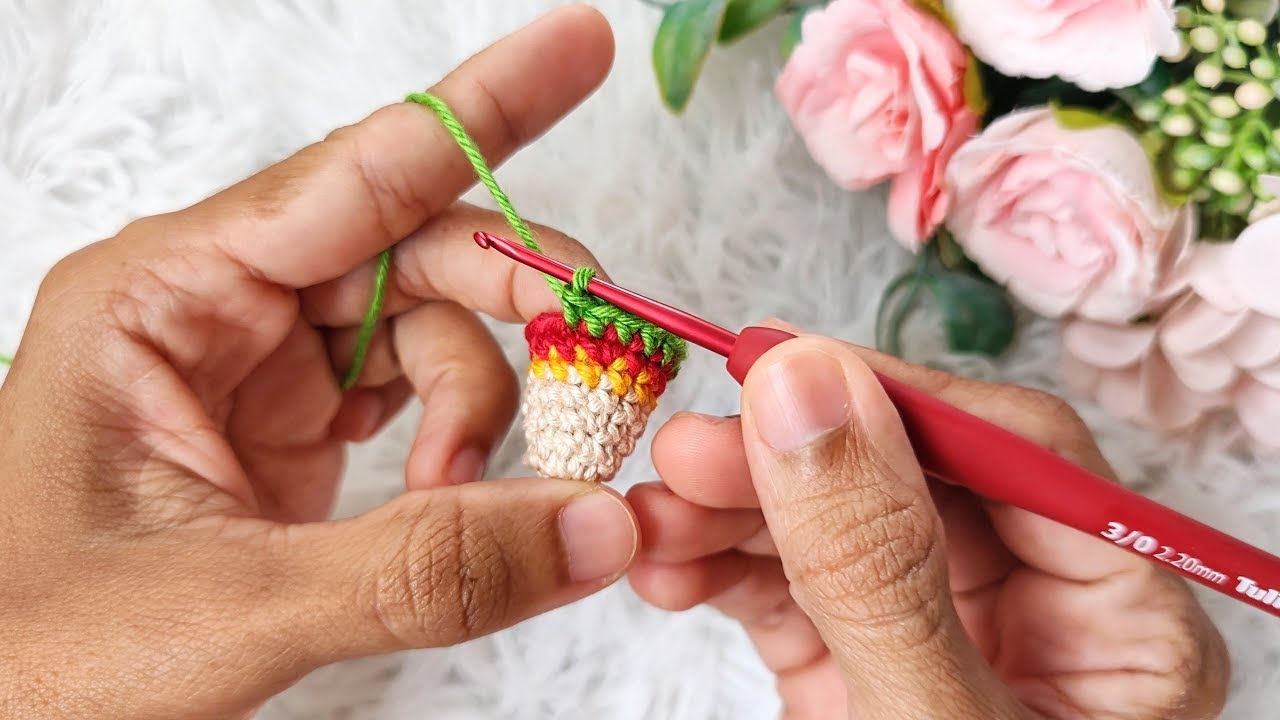 Этот связанный крючком брелок уже принес мне бесчисленное количество заказов в этом месяце