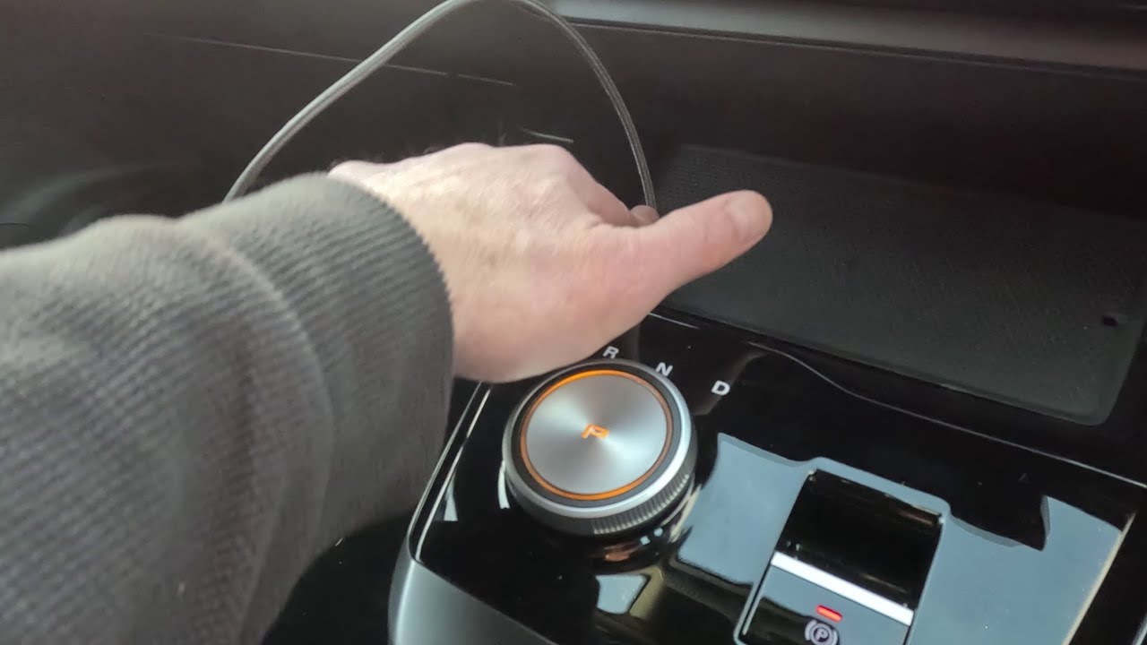 MG4 EV Centre Console Phone Charging Cable Routing