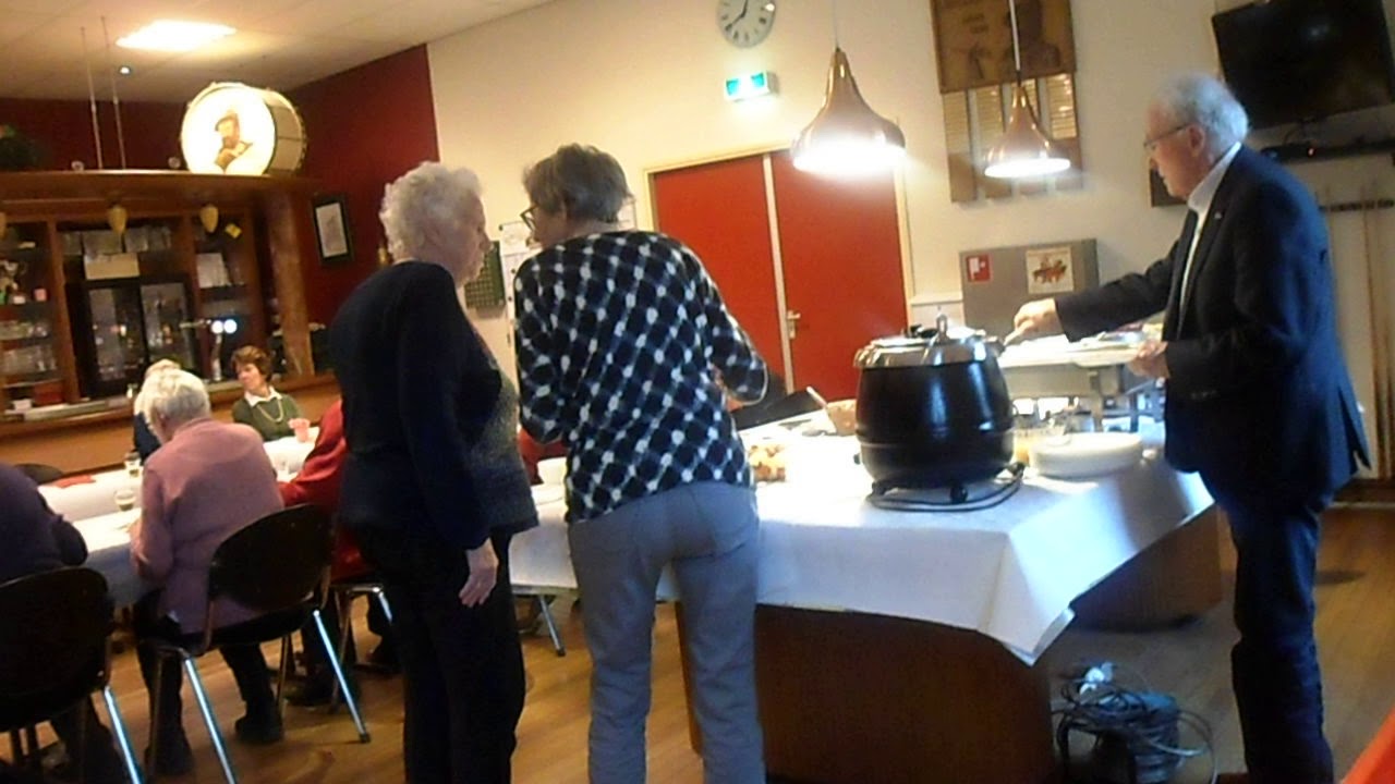 De gymclub M.B.V.O. gezellig met elkaar aan het eten. 8 maart 2018.