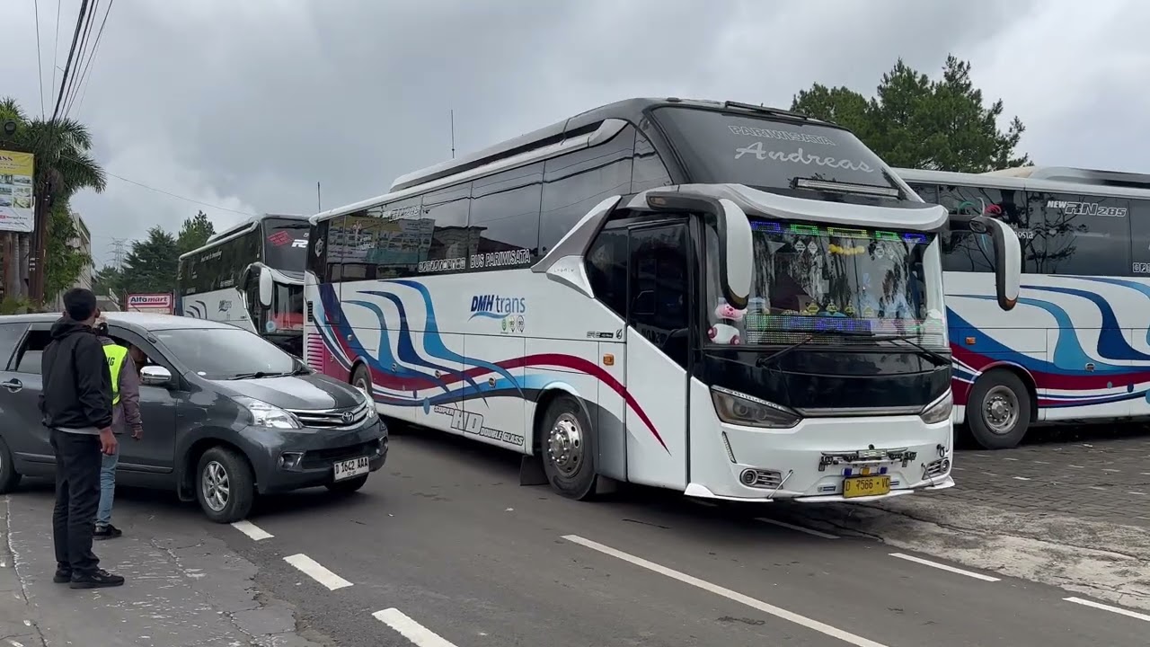 Bus Pariwisata DMH Trans ANDREAS diikuti ROMEO sedang andri sebelum take off ~